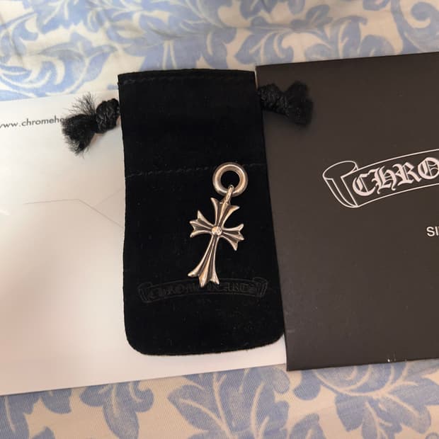 크롬하츠 타이니 크로스 펜던트