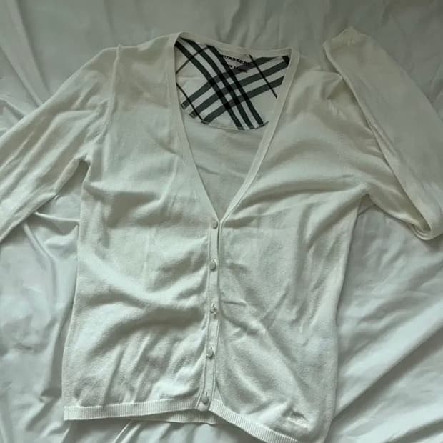 버버리 정품 화이트 브이넥 가디건