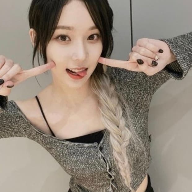 에스파 윈터 착용) 쓰리타임즈 원숄더 버튼 티