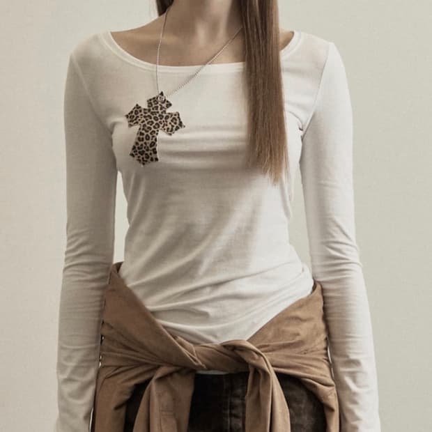 일리오 white leopard cross necklace top