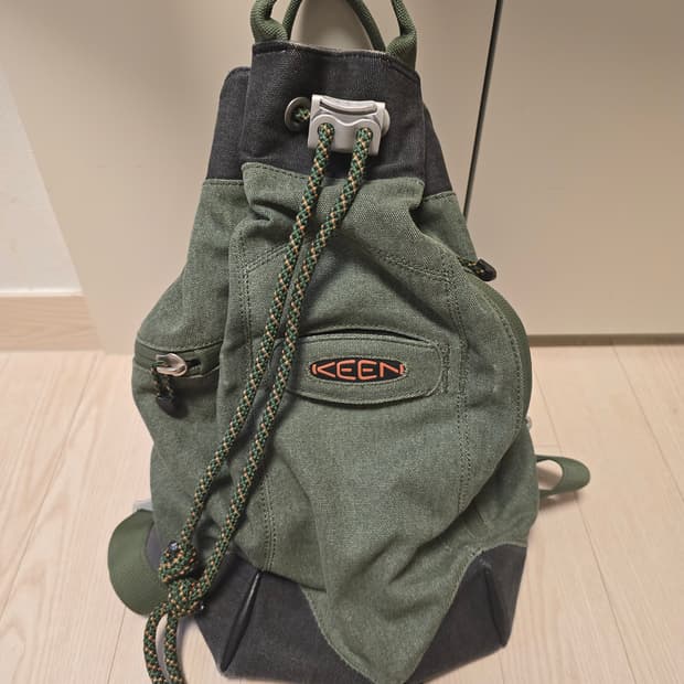 킨 KEEN 스트링 카키 백팩