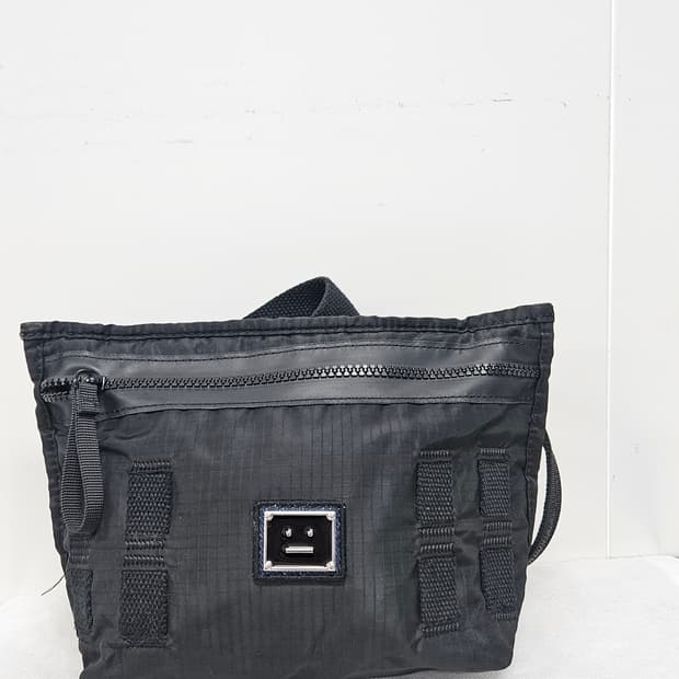 아크네스튜디오 이모지 크로스백