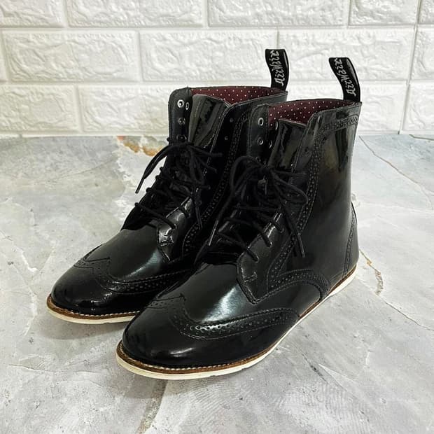 Dr. Martens Delphina 여성 윙팁 패턴 부츠 240 UK5