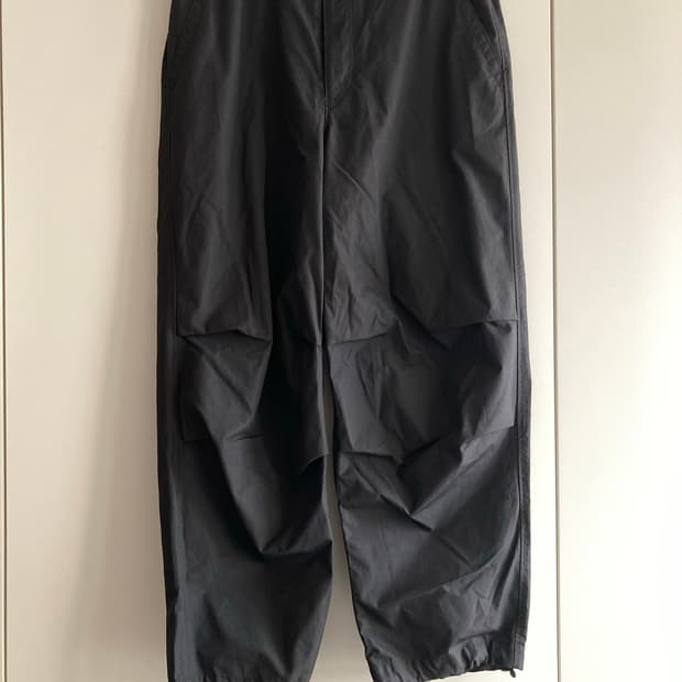 유니클로 와이드핏 파라슈트팬츠