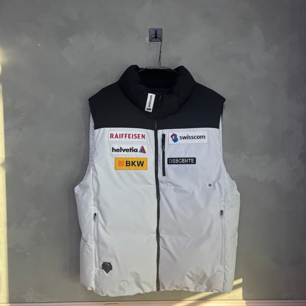 데상트 스위스 스키팀 덕다운 패딩 조끼 화이트