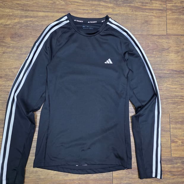 아디다스 테크핏 트레이닝탑 