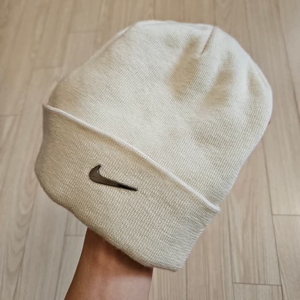 나이키 메탈 스우시 베이지 비니