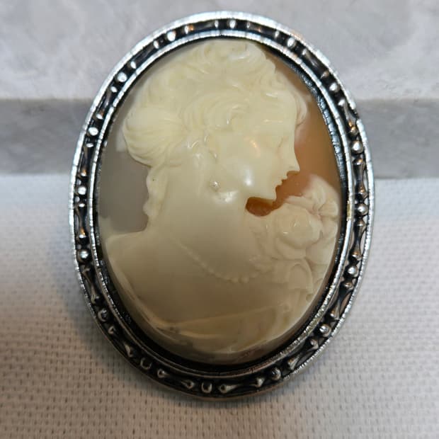 유럽 빈티지 쉘 카메오 브로치 │ 실버 프레임 · 로즈 모티프