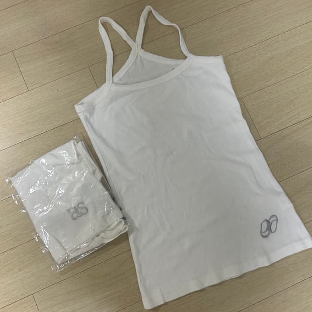 애즈온 틸다나시 + 버튼탑 화이트 