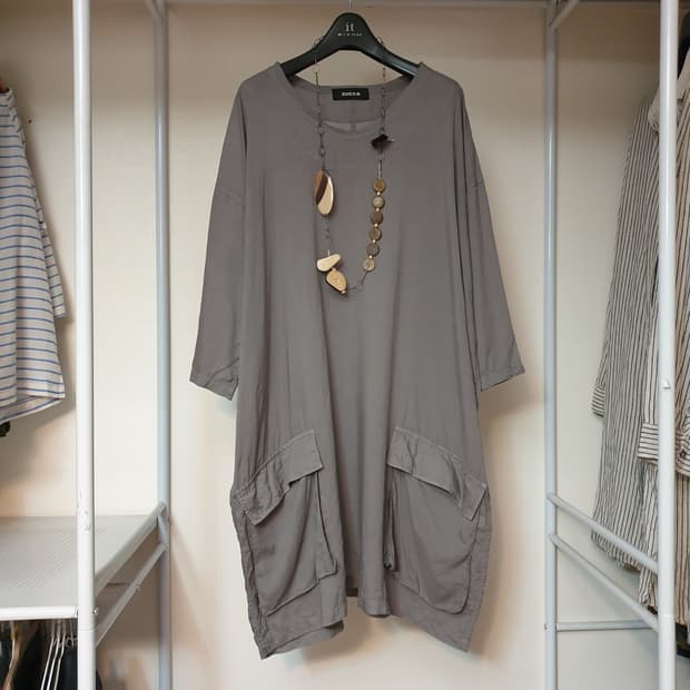 (매장판)ZUCCA 주카 친환경 리오셀소재 플랩포켓 포인트 루스핏 원피스