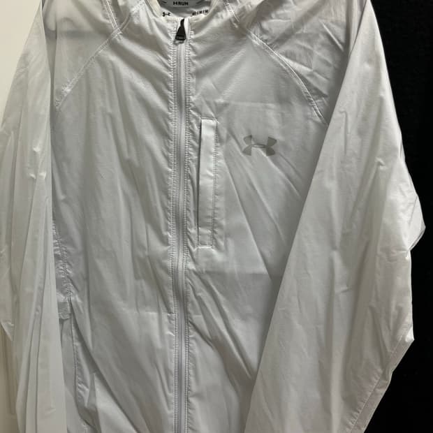 언더아머 바람막이