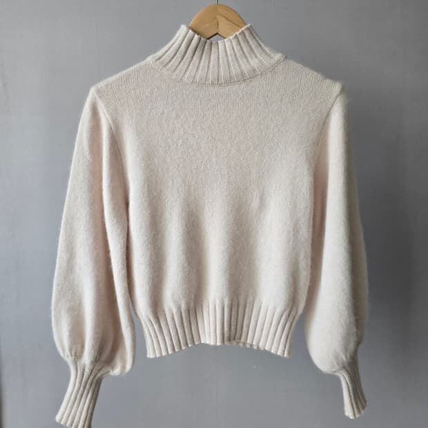 chico 폭스울 크롭 하이넥 퍼프 니트