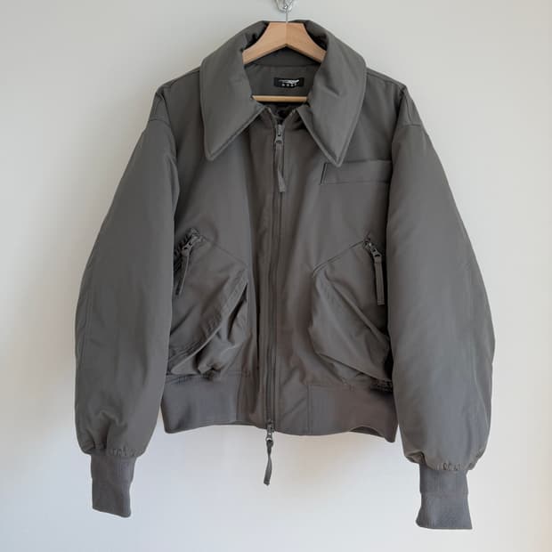 DNSR 플라이트 크롭 덕다운 패딩 점퍼(카키)