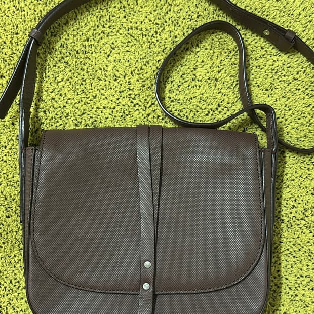 최지우 조이 가방 ) 만다리나덕 브라운 색상 크로스백