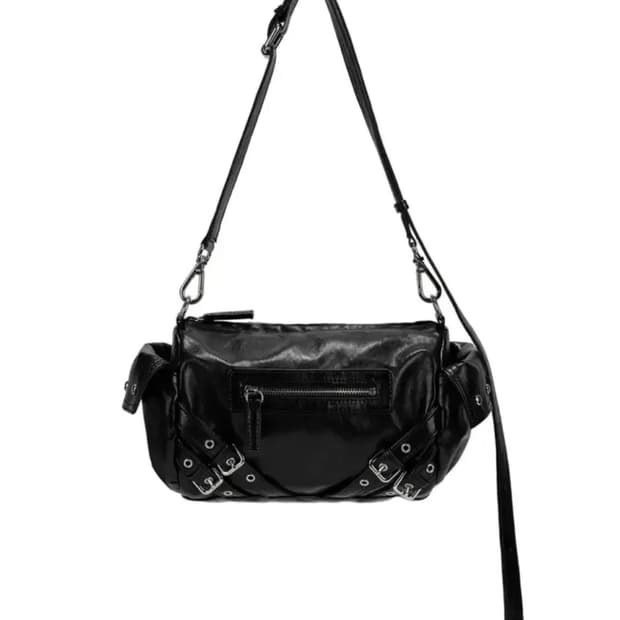 다이닛 STUD POCKET BAG IN BLACK