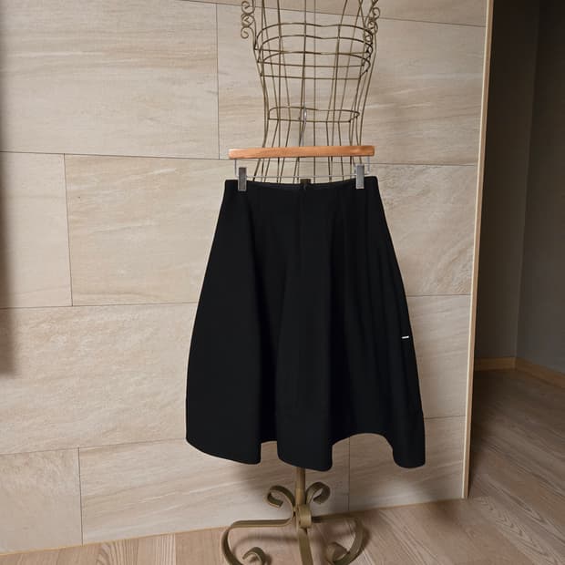 [61] SYSTEM 시스템 미디 스커트 2025