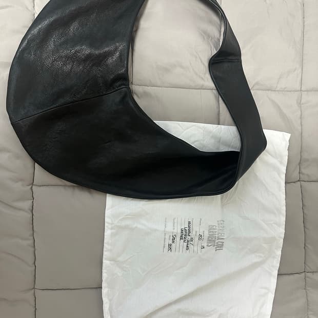 가브리엘라 콜 가먼츠 250 레더 크로스백