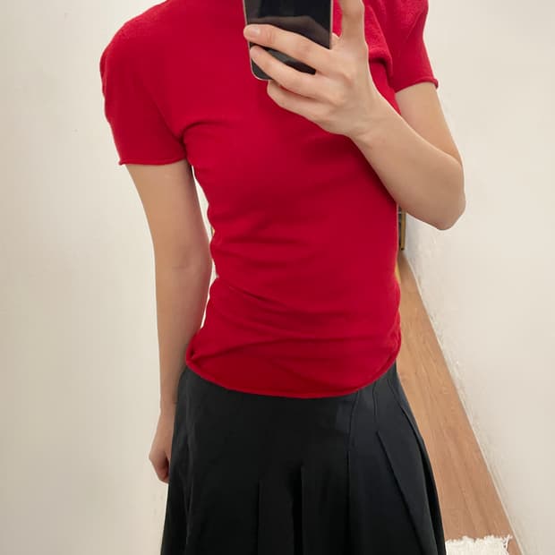 막스앤코 터틀넥 반팔 니트 파인 니트 롤 엣지 디테일 슬림핏 레드