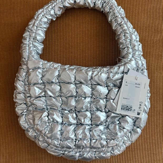 새상품 | COS 퀼티드 미니백 실버