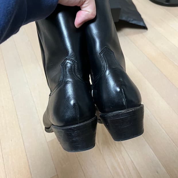 The letters 부츠 8사이즈