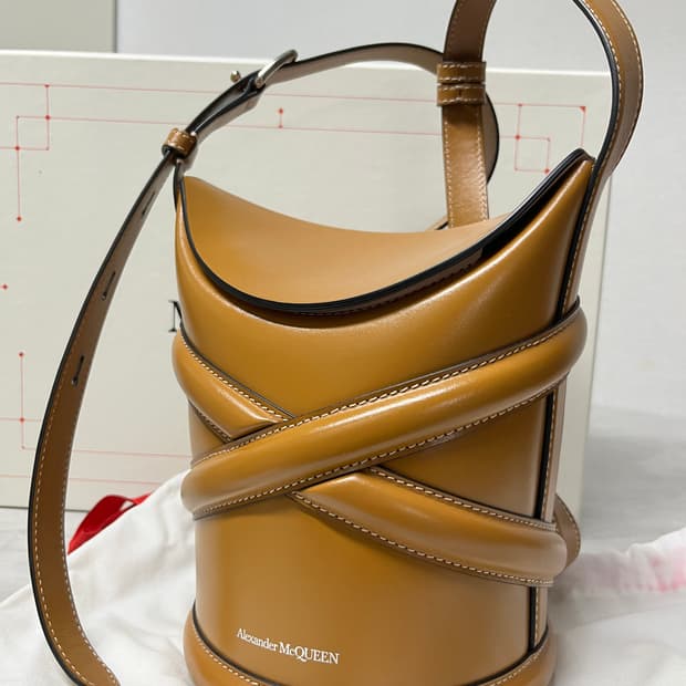 알렉산더 맥퀸 커브백 브라운 새상품급