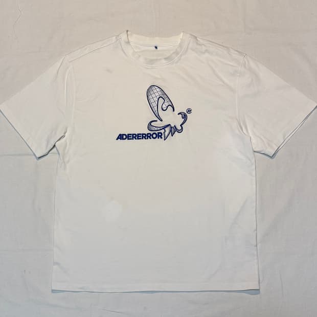 아더에러 23ss 버터플라이 자수 티셔츠 화이트