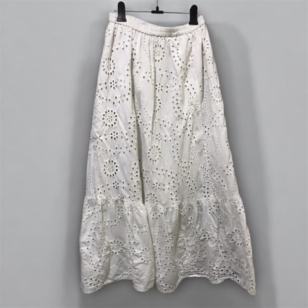 펀칭 화이트 스커트