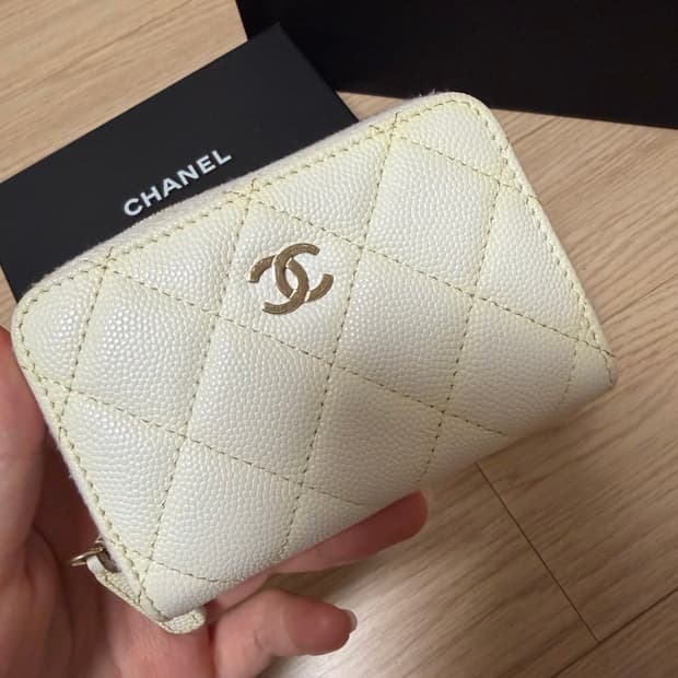 샤넬(chanel) 지퍼돌이 화이트 캐비어 지갑 샴페인골드