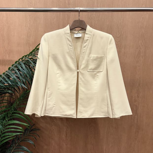 아크리스 노카라 싱글 자켓 프론트 히든 버튼 클로징 포켓 디테일 아이보리