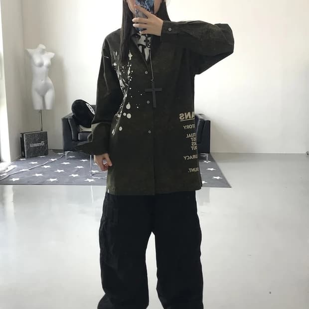 FLYBEANS 카키 그래픽 셔츠 