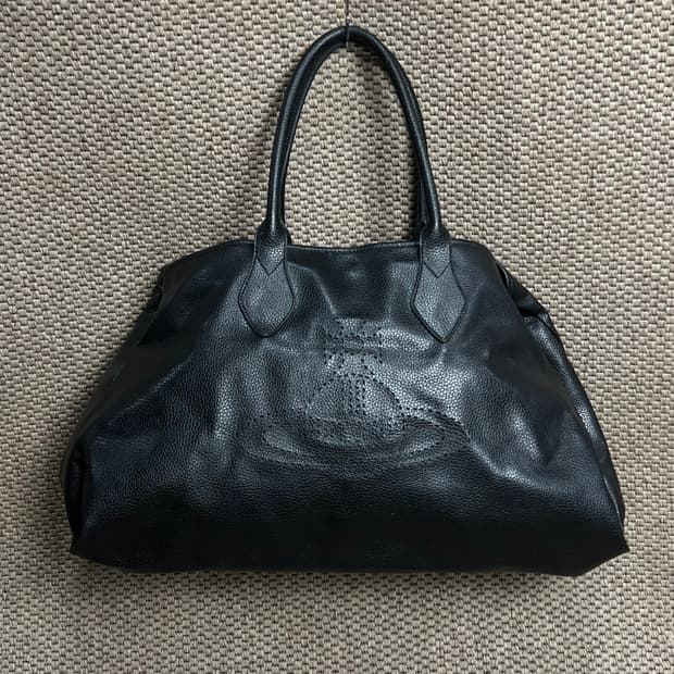 비비안웨스트우드 펀칭 로고 빅 토트백 블랙