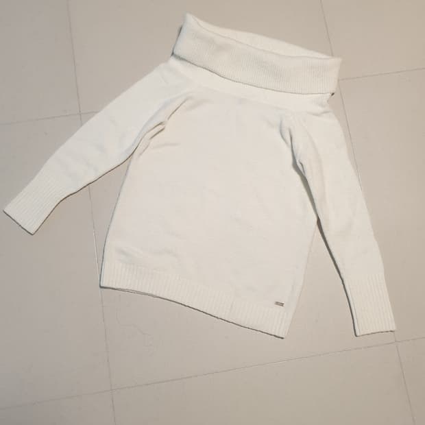 아르마니 익스체인지 오프숄더 니트 아이보리