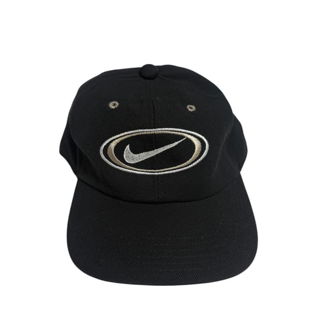 NIKE 블랙 스우시 로고 스냅백 캡 (FREE)