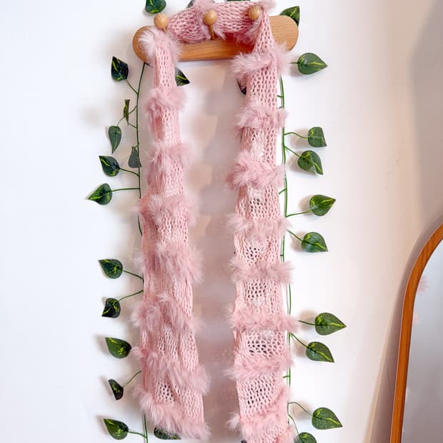 퍼 트리밍 핑크 머플러