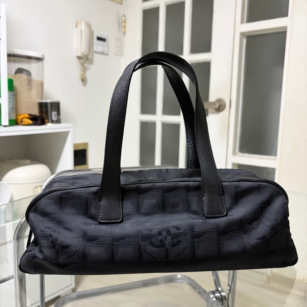 샤넬 뉴트래블 바게트백 