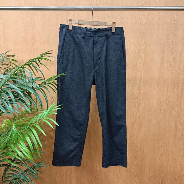 꼼데가르송 옴므 슬랙스 팬츠 백 아웃 포켓 디테일 세미 테이퍼드핏 차콜