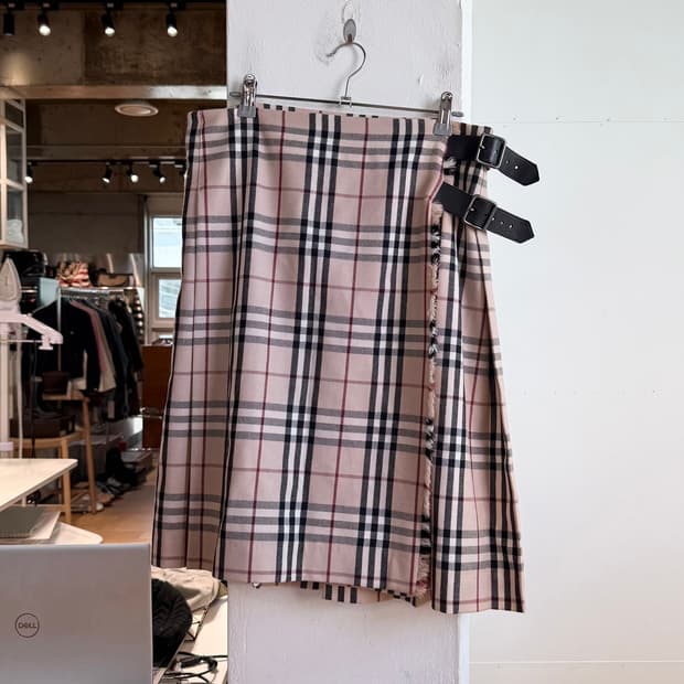 버버리 베이지 노바체크 버클 핀턱 랩스커트 