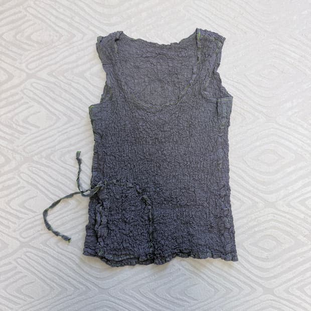 이세이 미야케 그레이+네온그린 스티치 민소매 탑