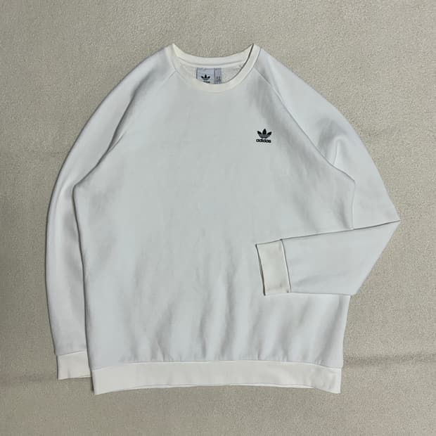 아디다스 에센셜 크루