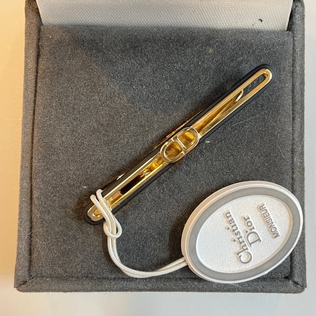 디올 넥타이핀 새상품