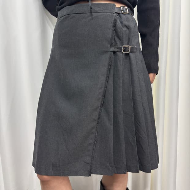 buckle pleats skirt