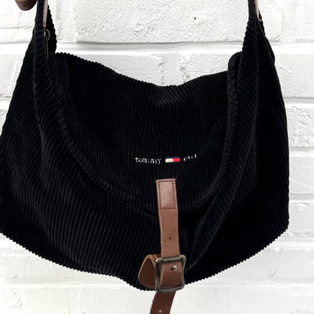 타미걸 블랙 코듀로이 메신저백