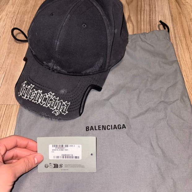 발렌시아가 블랙레터 스크립트 캡 블랙 페이디드