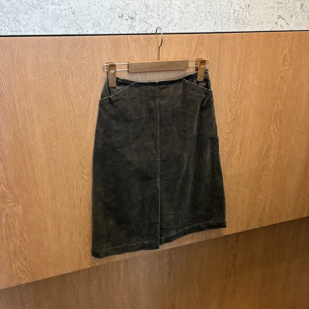 마가렛 호웰 코듀로이 미디 스커트 포켓 디테일 다크 브라운 k353