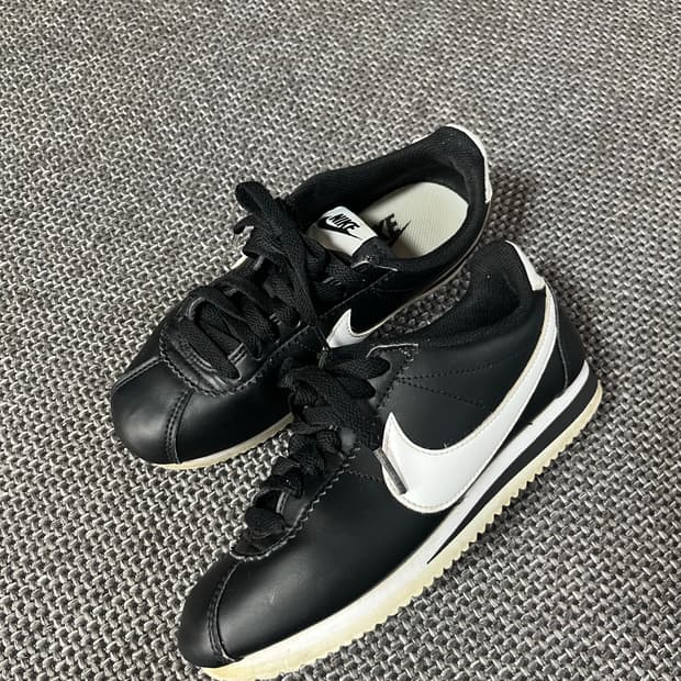 나이키 코르테즈 블랙 앤 화이트 운동화 220