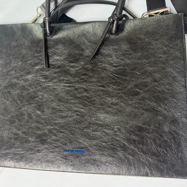 아더에러 와이드 크랙 쇼퍼백 느와르