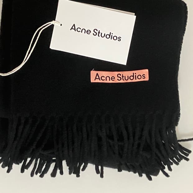 아크네 머플러 블랙 