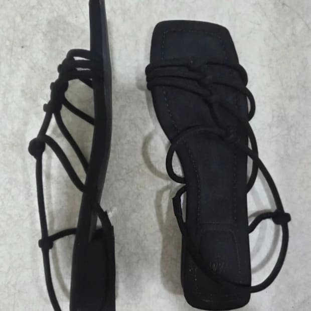 H&M 블랙 스웨이드 샌들