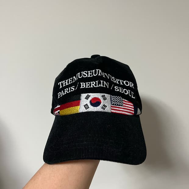 더뮤지엄비지터 볼캡