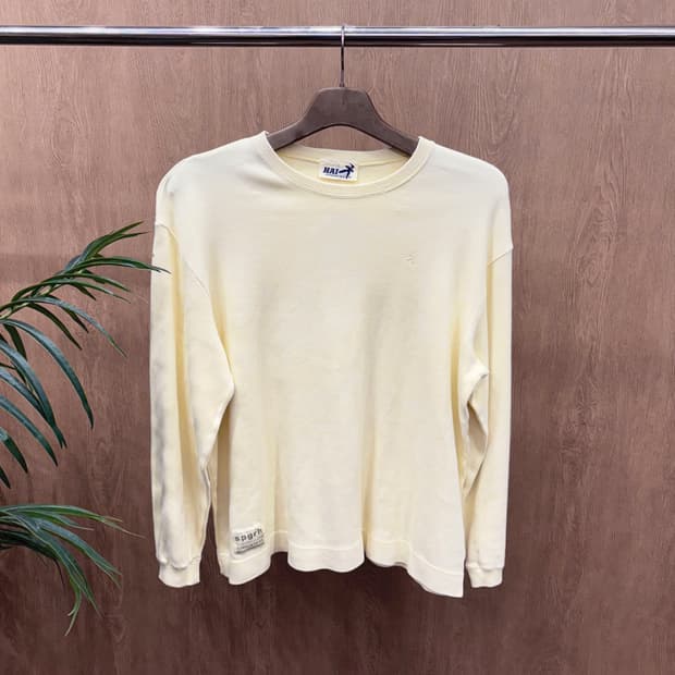 이세이미야케 하이 베이직 긴팔 맨투맨 로고 자수 라벨 패치 디테일 옐로우